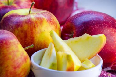 bir tabağa dilimlenmiş elma parçaları