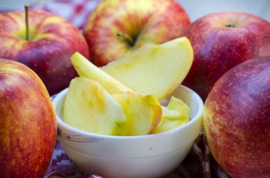 bir tabağa dilimlenmiş elma parçaları