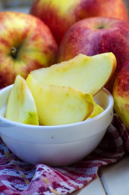 bir tabağa dilimlenmiş elma parçaları