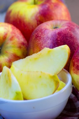 bir tabağa dilimlenmiş elma parçaları