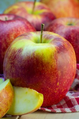 Masanın üzerinde büyük kırmızı elma