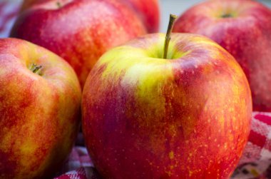 Masanın üzerinde büyük kırmızı elma