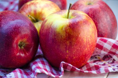 Masanın üzerinde büyük kırmızı elma