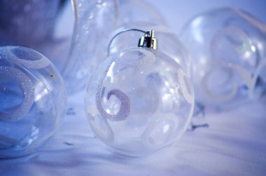 Beyaz Noel topları Noel ağacı üzerinde