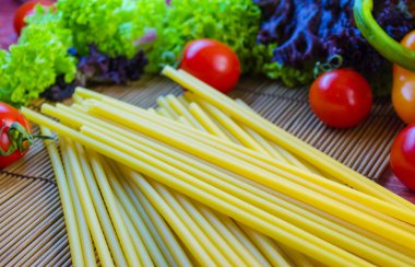 pişmemiş makarna ve sebzeler