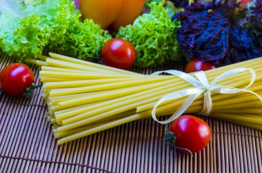 pişmemiş makarna ve sebzeler