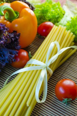 pişmemiş makarna ve sebzeler