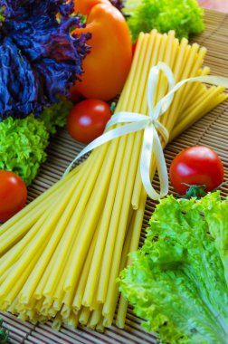 pişmemiş makarna ve sebzeler
