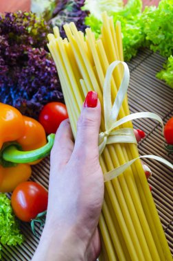 pişmemiş makarna ve sebzeler