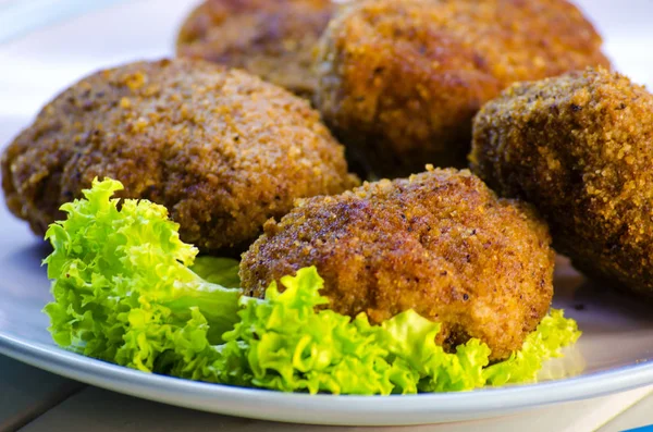 Albóndigas fritas en un plato — Foto de Stock