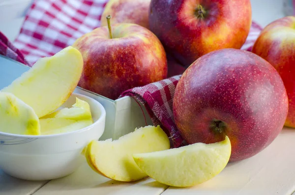bir tabağa dilimlenmiş elma parçaları