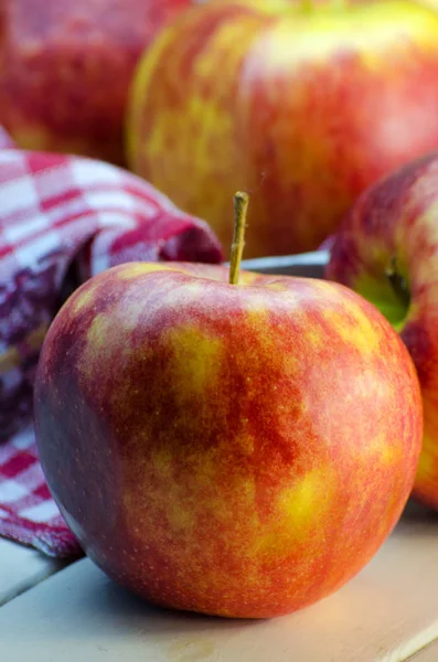 Masanın üzerinde büyük kırmızı elma