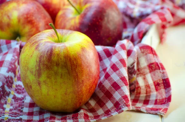 Masanın üzerinde büyük kırmızı elma