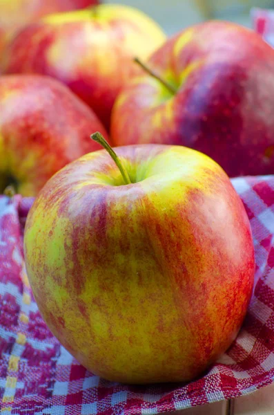 Masanın üzerinde büyük kırmızı elma