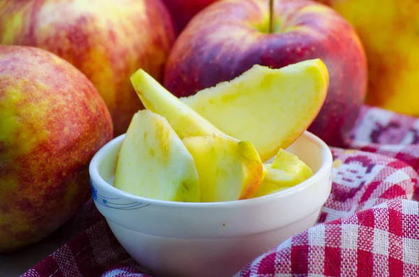 bir tabağa dilimlenmiş elma parçaları