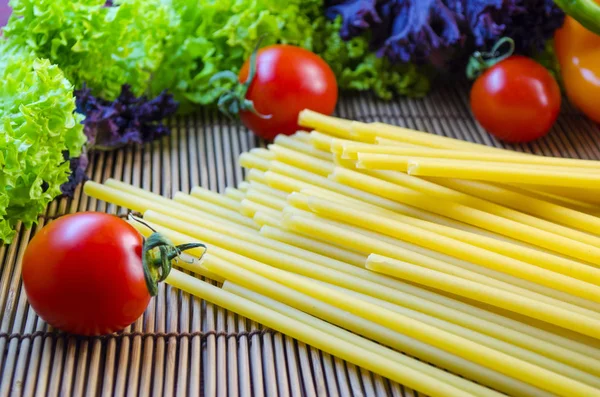 pişmemiş makarna ve sebzeler