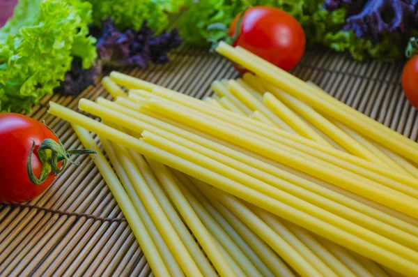 pişmemiş makarna ve sebzeler