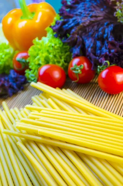 pişmemiş makarna ve sebzeler