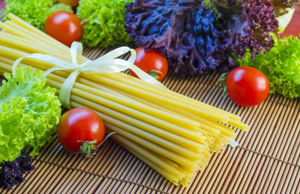 pişmemiş makarna ve sebzeler