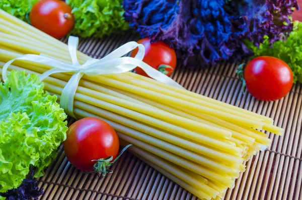 pişmemiş makarna ve sebzeler