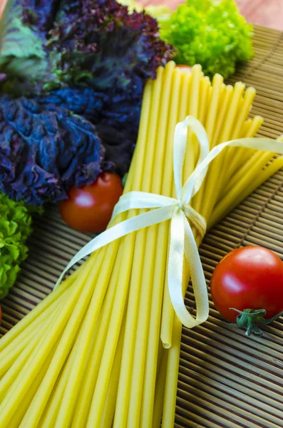 pişmemiş makarna ve sebzeler