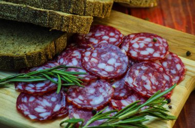 Tütsülenmiş sosis pastırma ve ekmek ile