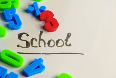 harf ve rakam beyaz bir arka plan üzerinde