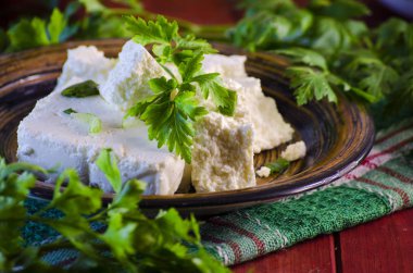 süzme peynir otlar ile