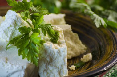 süzme peynir otlar ile