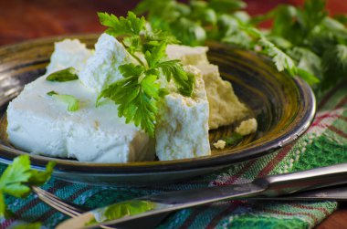 süzme peynir otlar ile