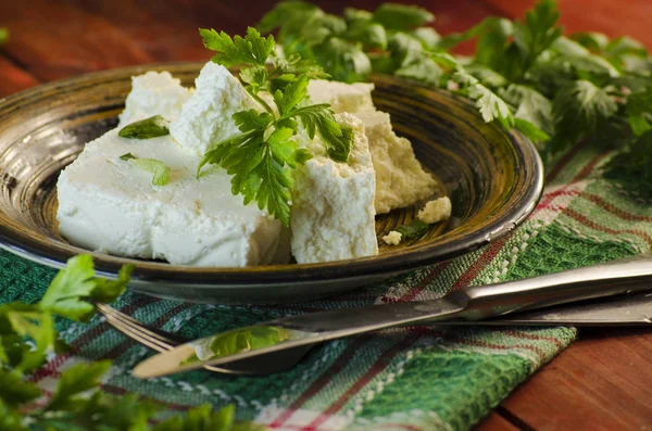 süzme peynir otlar ile