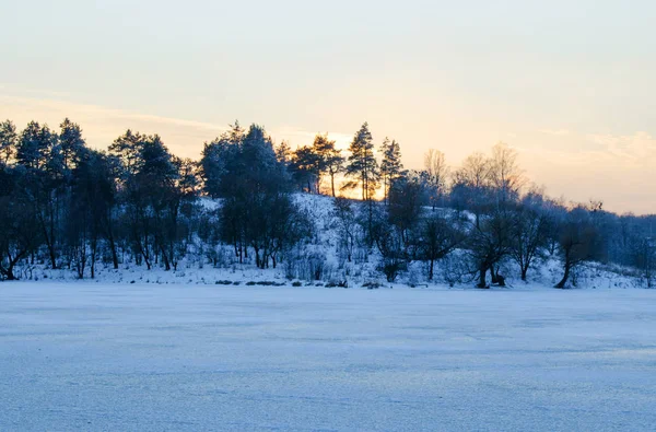 Zimní les a řeka při západu slunce — Stock fotografie