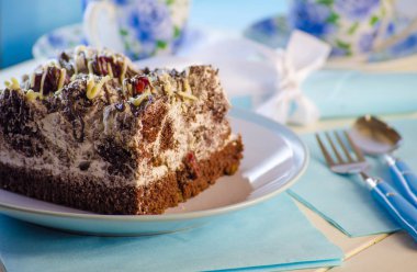 mavi bir arka plan üzerinde çikolatalı kek