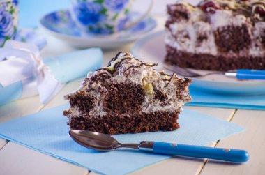 mavi bir arka plan üzerinde çikolatalı kek