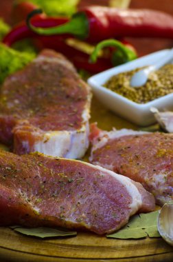 çiğ et biftek baharatlar ile