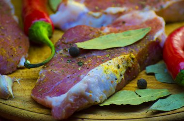 çiğ et biftek baharatlar ile