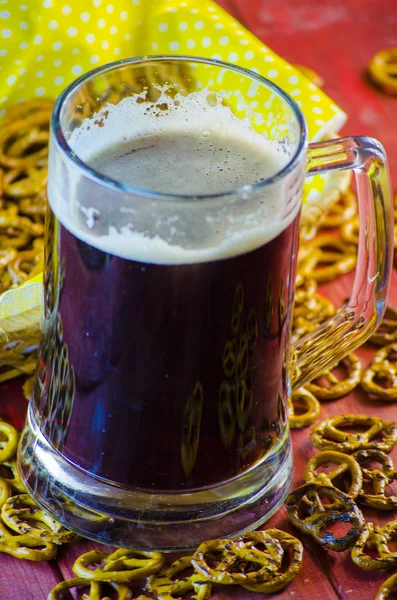 Uma caneca de cerveja escura — Fotografia de Stock