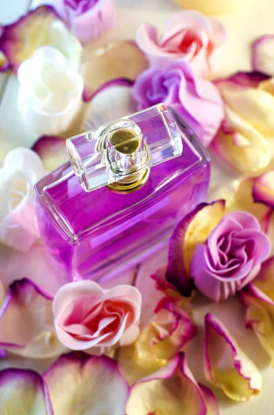 Perfumy z kwiatowy aromat — Zdjęcie stockowe