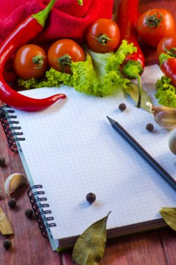 Baharatlar, sebze ve bir dizüstü bilgisayar