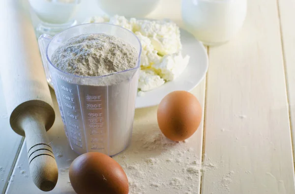 Harina en taza medidora — Foto de Stock