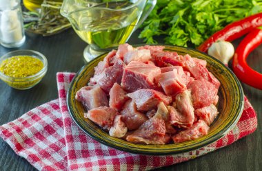 Bir plaka üzerinde parçalar halinde doğranmış çiğ et