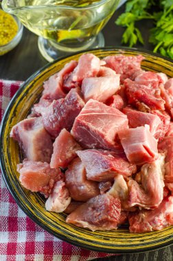 Bir plaka üzerinde parçalar halinde doğranmış çiğ et