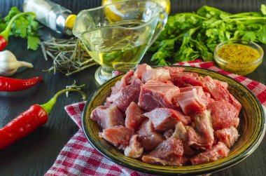 Bir plaka üzerinde parçalar halinde doğranmış çiğ et