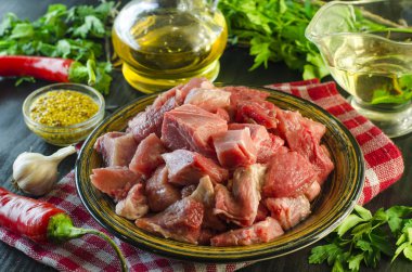 Bir plaka üzerinde parçalar halinde doğranmış çiğ et