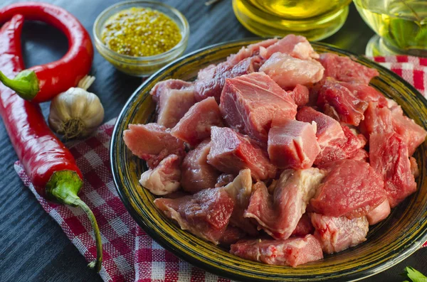 Bir plaka üzerinde parçalar halinde doğranmış çiğ et