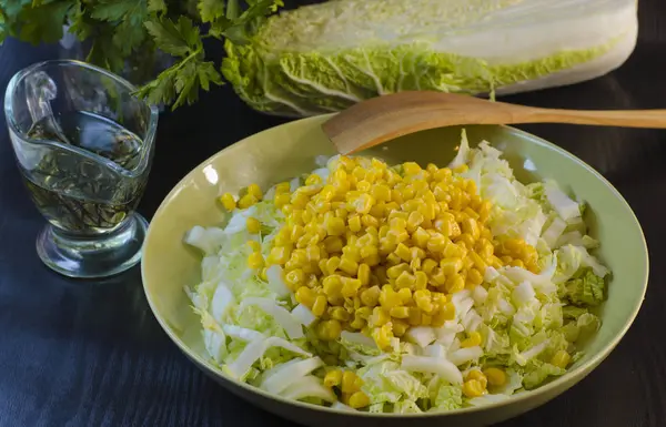 Свежий салат из капусты и кукурузы — стоковое фото