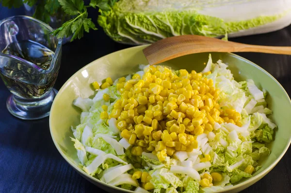 Salada fresca de repolho e milho — Fotografia de Stock