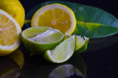 Kireç ve limon siyah bir zemin üzerine