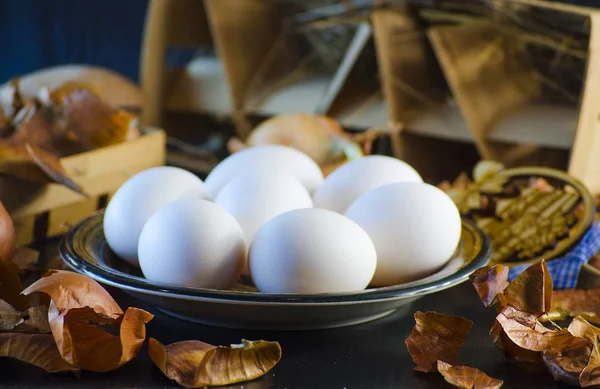 Cáscaras de cebolla y huevos — Foto de Stock