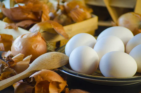 Bucce di cipolla e uova — Foto Stock